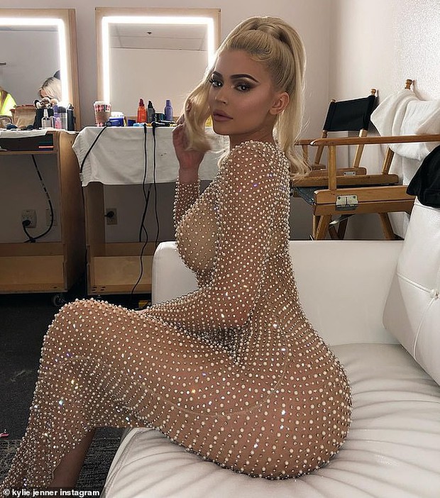 Không thua chị Kim, Kylie Jenner khoe siêu vòng 3 sexy hết cỡ với váy nude xuyên thấu - Ảnh 2.
