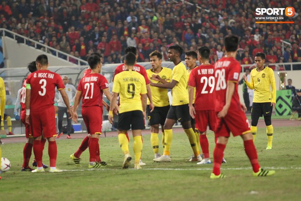 Khó tin: Là đội duy nhất ở AFF Cup 2018 nhận 2 thẻ đỏ, Malaysia vẫn nhận giải chơi đẹp - Ảnh 1.