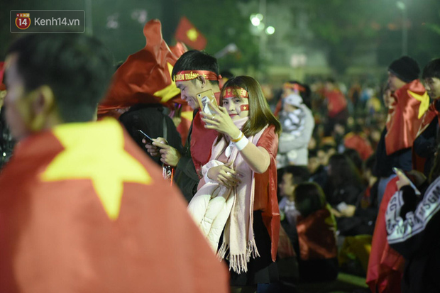 Rợp trời dàn cổ động viên xinh xắn trên khán đài cổ vũ Việt Nam tại CK AFF CUP 2018 của các trường Đại học - Ảnh 1.