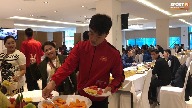 Bữa sáng giản dị của tuyển Việt Nam trước trận chung kết lịch sử - Ảnh 2.