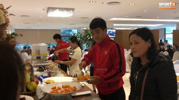 Bữa sáng giản dị của tuyển Việt Nam trước trận chung kết lịch sử - Ảnh 3.