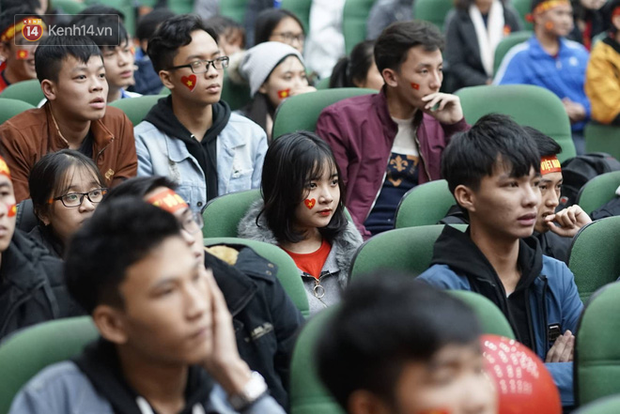 Rợp trời dàn cổ động viên xinh xắn trên khán đài cổ vũ Việt Nam tại CK AFF CUP 2018 của các trường Đại học - Ảnh 3.