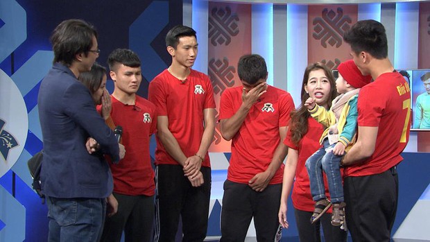Quang Hải, Đức Chinh bật khóc trong cuộc gặp gỡ xúc động với cậu bé 4 tuổi bị ung thư não trước trận chung kết AFF Cup 2018 - Ảnh 2.