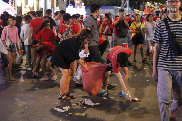 Rác chất thành từng đống trên phố đi bộ sau trận chung kết AFF Cup, nhiều bạn trẻ toát mồ hôi thu gom vẫn không xuể - Ảnh 5.