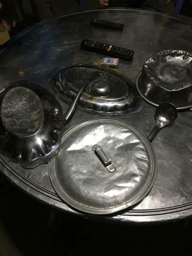 Tuyển tập số phận của xoong nồi, mâm cơm sau khi cùng chủ đi bão mừng Việt Nam vô địch AFF Cup 2018 - Ảnh 5.