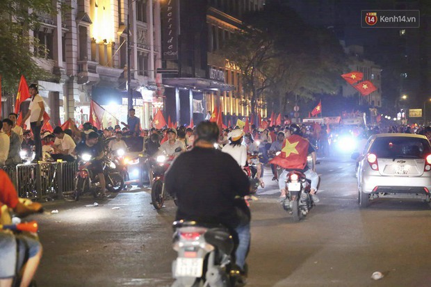 CĐV Sài Gòn khuân vác xe máy qua dải phân cách, biến đường 2 chiều thành 1 chiều để đi bão sau chiến thắng của ĐT Việt Nam - Ảnh 1.