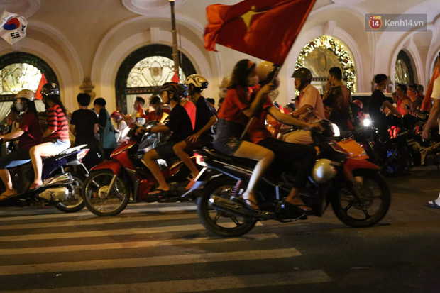 CĐV Sài Gòn khuân vác xe máy qua dải phân cách, biến đường 2 chiều thành 1 chiều để đi bão sau chiến thắng của ĐT Việt Nam - Ảnh 6.