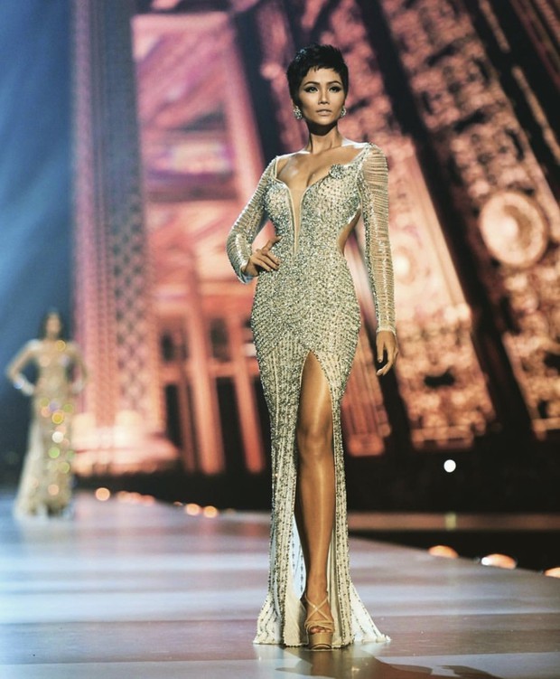 Cận cảnh chiếc váy HHen Niê mặc khi lọt top 5 Miss Universe 2018: đính 3000 viên đá quý, mất hơn 1 tháng để thực hiện - Ảnh 1.