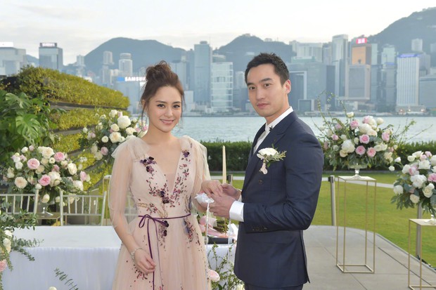 Lễ đăng ký kết hôn của Chung Hân Đồng: Ông trùm quyền lực showbiz Hong Kong ra mặt vì gà cưng - Ảnh 9.