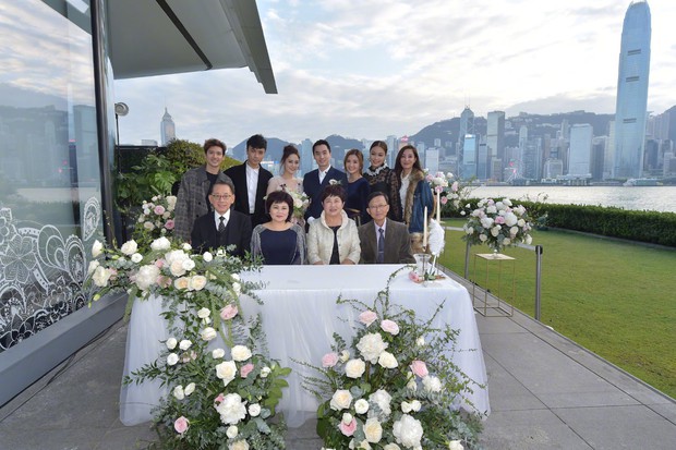 Lễ đăng ký kết hôn của Chung Hân Đồng: Ông trùm quyền lực showbiz Hong Kong ra mặt vì gà cưng - Ảnh 15.