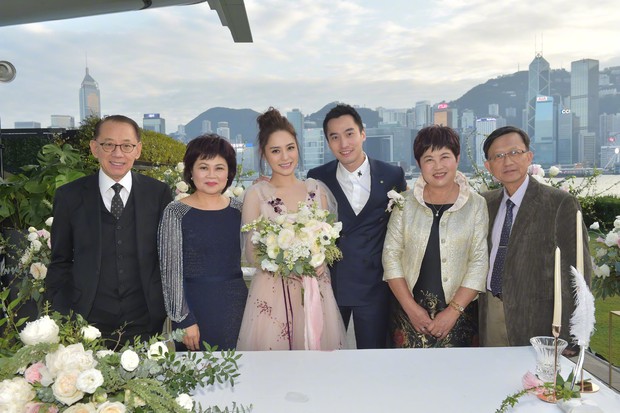 Lễ đăng ký kết hôn của Chung Hân Đồng: Ông trùm quyền lực showbiz Hong Kong ra mặt vì gà cưng - Ảnh 17.
