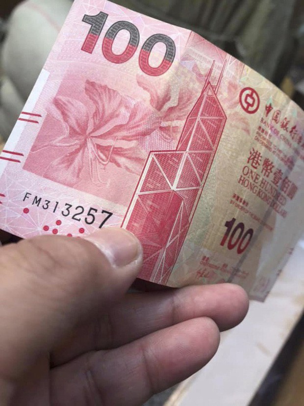 Coin Young Master, kẻ đứng sau vụ mưa tiền để quảng cáo tiền mã hóa ở Hồng Kông đã bị bắt - Ảnh 1.