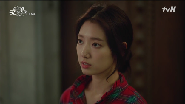 Mới tập đầu “Memories of the Alhambra”, Hyun Bin đã bị Park Shin Hye “hành” cho lên bờ xuống ruộng - Ảnh 2.