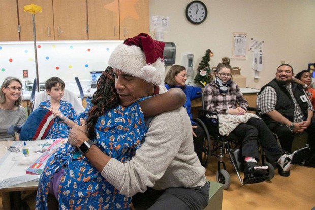 Cựu tổng thống Obama hoá trang thành ông già Noel đến bệnh viện tặng quà cho các em nhỏ - Ảnh 6.