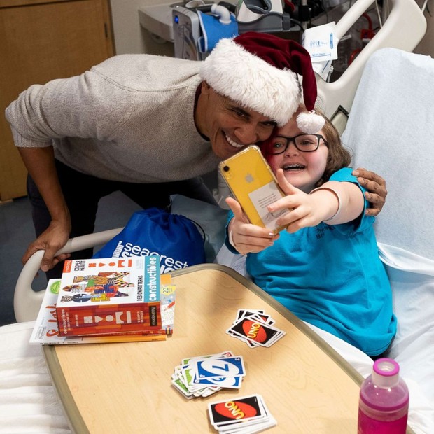 Cựu tổng thống Obama hoá trang thành ông già Noel đến bệnh viện tặng quà cho các em nhỏ - Ảnh 5.