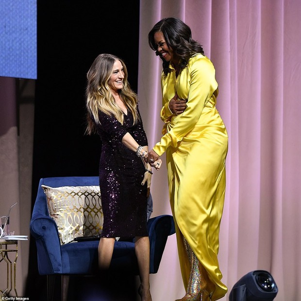 Bộ váy hoàng kim và đôi boot ma thuật lấp lánh của bà Michelle Obama là tâm điểm MXH Mỹ lúc này - Ảnh 4.