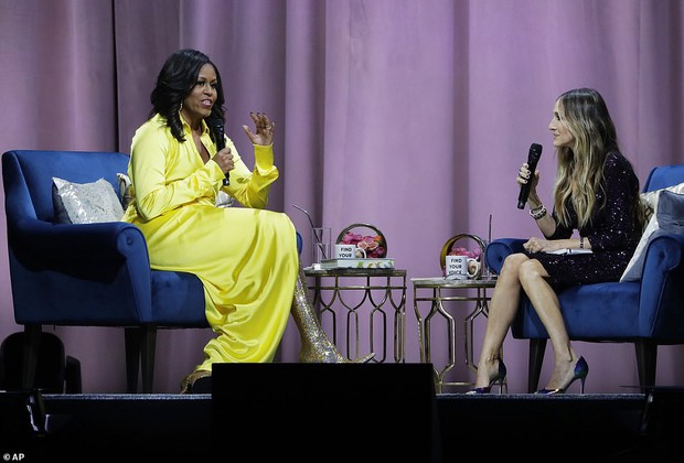 Bộ váy hoàng kim và đôi boot ma thuật lấp lánh của bà Michelle Obama là tâm điểm MXH Mỹ lúc này - Ảnh 7.