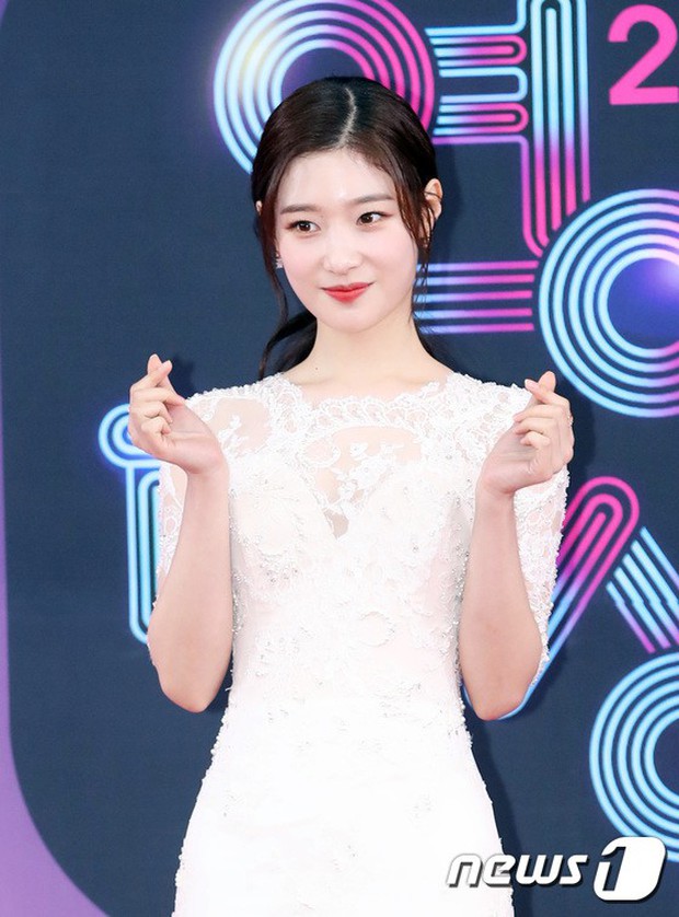 Thảm đỏ KBS Entertainment Awards: Vợ Lee Dong Gun lấn át dàn mỹ nhân sexy, cặp vợ chồng trẻ nhất Kpop xuất thần - Ảnh 15.