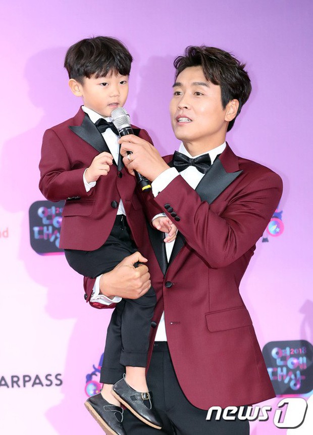 Thảm đỏ KBS Entertainment Awards: Vợ Lee Dong Gun lấn át dàn mỹ nhân sexy, cặp vợ chồng trẻ nhất Kpop xuất thần - Ảnh 26.