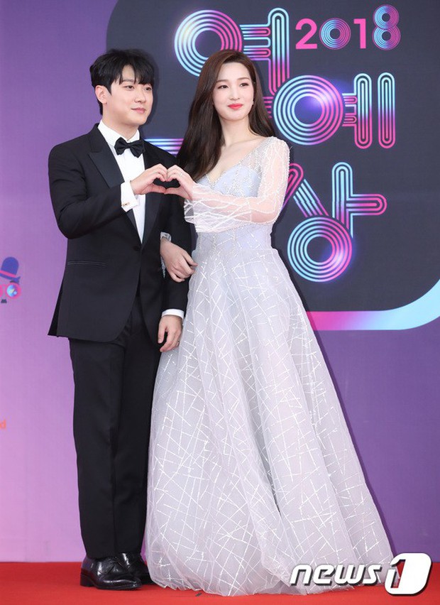 Thảm đỏ KBS Entertainment Awards: Vợ Lee Dong Gun lấn át dàn mỹ nhân sexy, cặp vợ chồng trẻ nhất Kpop xuất thần - Ảnh 16.