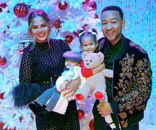 Loạt sao Âu Mỹ trang trí lộng lẫy đón Giáng Sinh 2018, riêng Kylie Jenner chơi lớn khi mua xe hơi mini tặng con gái nhỏ - Ảnh 11.