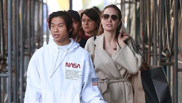 Pax Thiên cao lớn chững chạc trên phố, lần đầu xuất hiện sau tin đồn bị Brad Pitt từ chối nhận nuôi - Ảnh 4.
