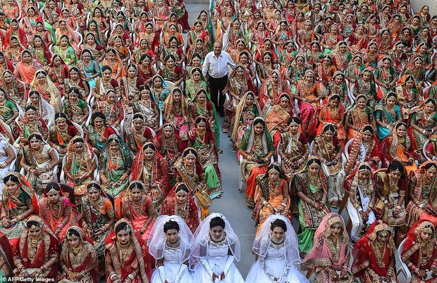 Hôn lễ chung của 261 cô dâu Ấn Độ: Cứ tưởng không thể lấy chồng do mất bố, nhà nghèo nhưng cái kết đầy viên mãn - Ảnh 2.