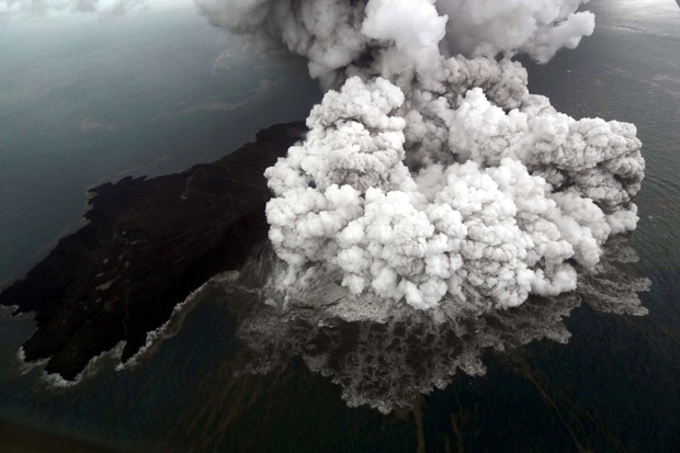 Núi lửa Indonesia có thể đổ sập gây thêm thảm họa sóng thần chết chóc - Ảnh 1.