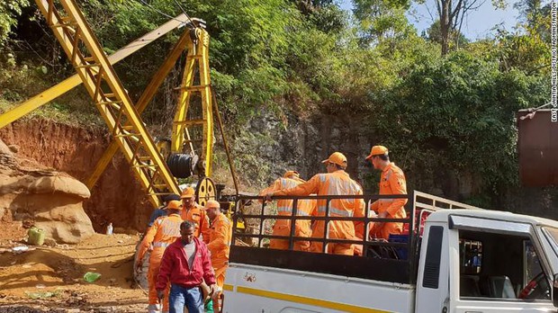 Ấn Độ nỗ lực giải cứu 15 thợ mỏ bị mắc kẹt trong nước lũ - Ảnh 2.
