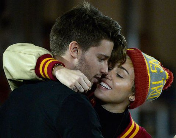 Miley Cyrus: Nàng công chúa vì yêu mà nổi loạn bất cần nhưng cũng vì tình mà cởi bỏ gai góc, khoác lên bộ váy cô dâu - Ảnh 14.