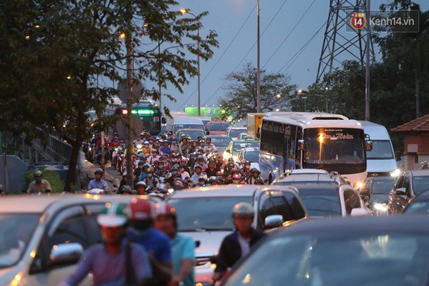 Ngày làm việc cuối cùng trong năm: Người Hà Nội đội mưa rét ra bến xe, Sài Gòn ùn tắc nhiều ngả đường - Ảnh 27.