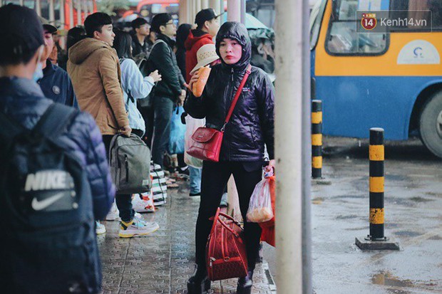 Ngày làm việc cuối cùng trong năm: Người Hà Nội đội mưa rét ra bến xe, Sài Gòn ùn tắc nhiều ngả đường - Ảnh 15.