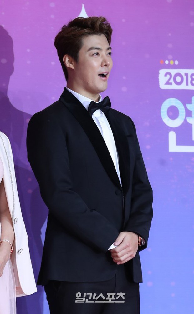 Thảm đỏ SBS Entertainment Awards: Song Ji Hyo bị mỹ nhân Running Man sexy lấn át, Lee Seung Gi bảnh bao bên dàn sao - Ảnh 17.