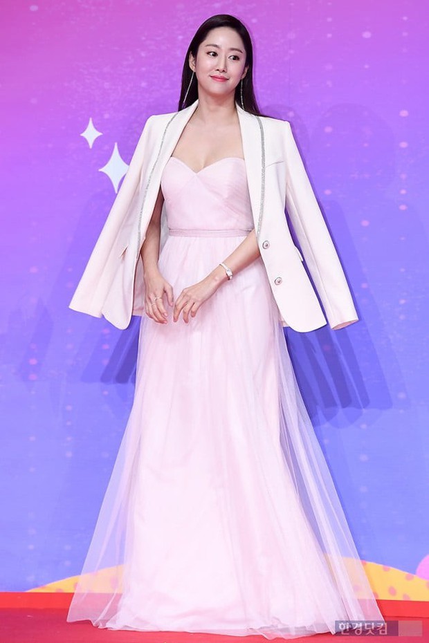 Thảm đỏ SBS Entertainment Awards: Song Ji Hyo bị mỹ nhân Running Man sexy lấn át, Lee Seung Gi bảnh bao bên dàn sao - Ảnh 7.