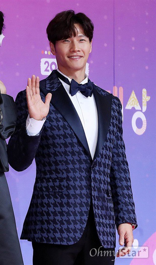 Thảm đỏ SBS Entertainment Awards: Song Ji Hyo bị mỹ nhân Running Man sexy lấn át, Lee Seung Gi bảnh bao bên dàn sao - Ảnh 9.