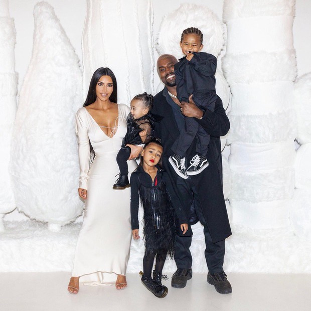 Thần thái rich kid đầy kiêu kỳ, con gái 5 tuổi của Kim Kardashian đẹp lấn át cả mẹ trong loạt ảnh Giáng Sinh - Ảnh 5.