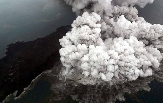 Núi lửa Indonesia lùn đi sau đợt phun trào gây sóng thần - Ảnh 1.