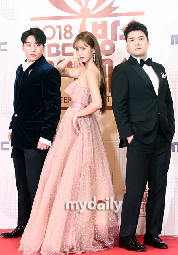 Thảm đỏ MBC Entertainment Awards: Kim So Hyun đẹp đỉnh cao, đánh bật cả Yuri và dàn mỹ nhân khoe body xôi thịt - Ảnh 10.