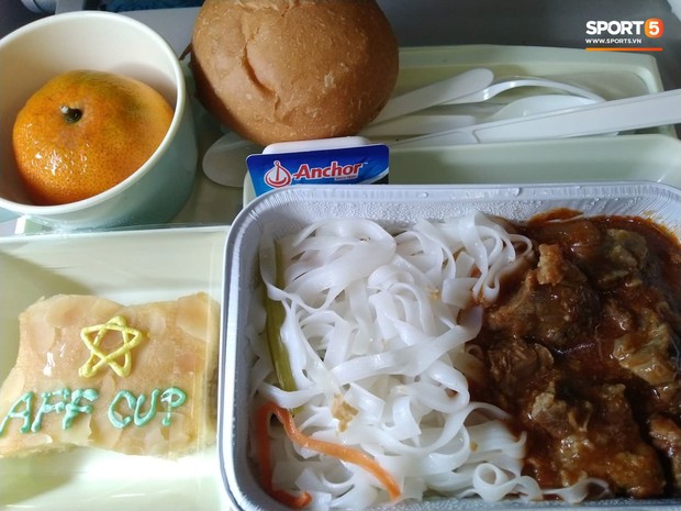 Món ăn khiến đội tuyển Việt Nam bất ngờ trên máy bay từ Philippines về Hà Nội - Ảnh 1.