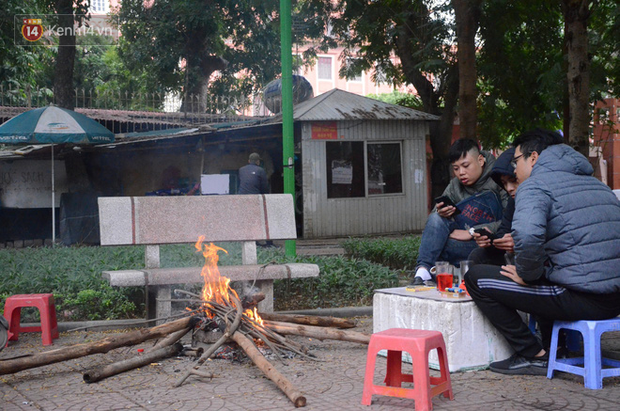 Chùm ảnh: Rét đậm rét hại chỉ còn 9 độ C, người Hà Nội đốt lửa sưởi ấm từ giữa trưa - Ảnh 14.