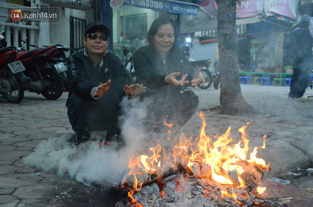Chùm ảnh: Rét đậm rét hại chỉ còn 9 độ C, người Hà Nội đốt lửa sưởi ấm từ giữa trưa - Ảnh 10.