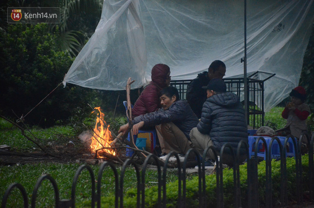 Chùm ảnh: Rét đậm rét hại chỉ còn 9 độ C, người Hà Nội đốt lửa sưởi ấm từ giữa trưa - Ảnh 7.