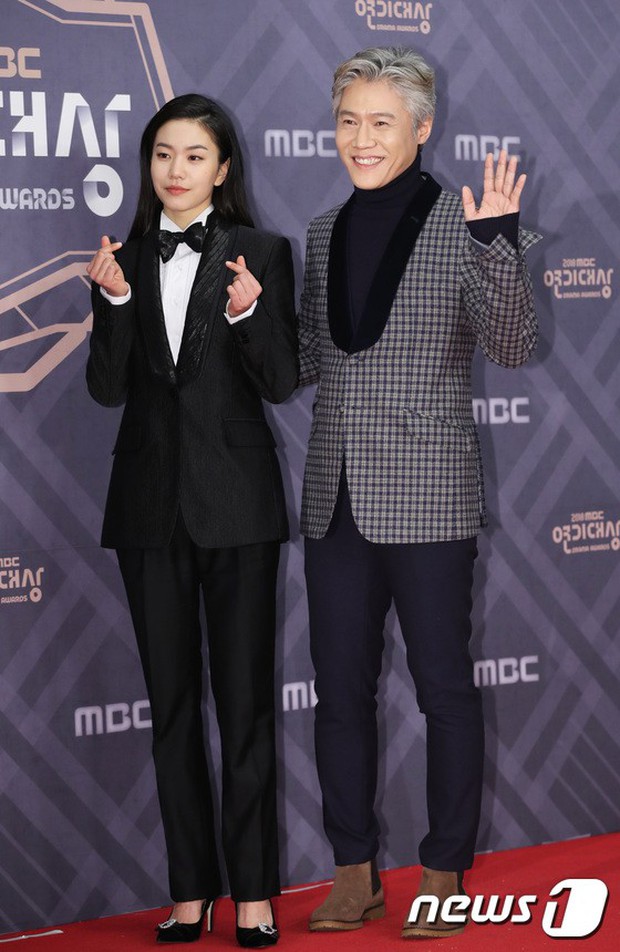 Thảm đỏ MBC Drama Awards: Sao nhí một thời lấn át Seohyun và loạt mỹ nhân hở bạo, So Ji Sub dẫn đầu dàn minh tinh - Ảnh 33.