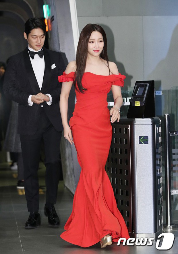 Thảm đỏ MBC Drama Awards: Sao nhí một thời lấn át Seohyun và loạt mỹ nhân hở bạo, So Ji Sub dẫn đầu dàn minh tinh - Ảnh 8.