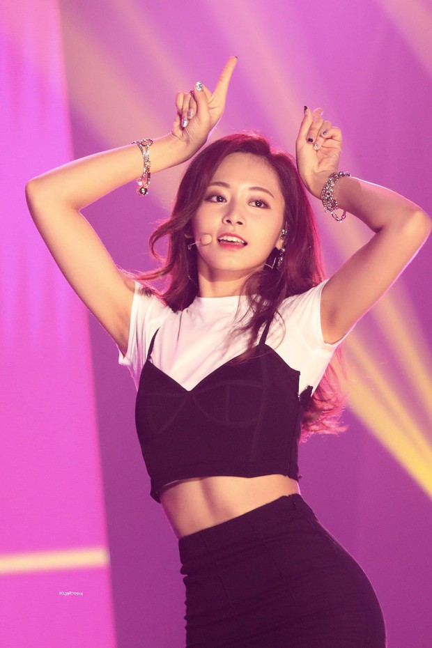Đặc điểm tưởng ngược đời mà lại thành trend của idol nữ Kpop: Mặt đẹp như búp bê, bụng lại 6 múi cuồn cuộn - Ảnh 7.