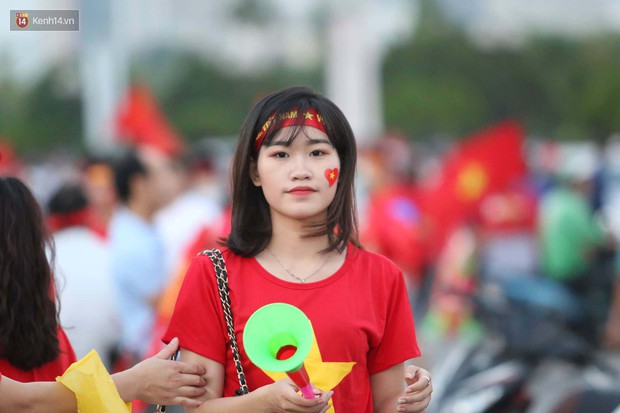 Loạt fan girl xinh xắn chiếm sóng tại Mỹ Đình trước trận bán kết Việt Nam - Philippines - Ảnh 2.