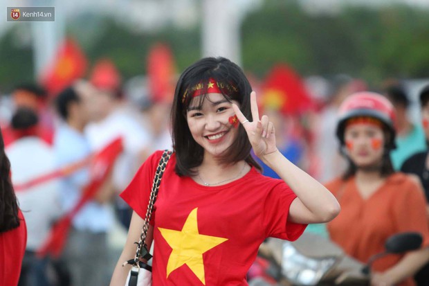 Loạt fan girl xinh xắn chiếm sóng tại Mỹ Đình trước trận bán kết Việt Nam - Philippines - Ảnh 6.
