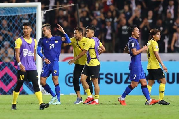 Hành động cực ngầu, tỉnh táo và quân tử của thủ môn Thái Lan trước màn trêu chọc thô thiển của cầu thủ Malaysia ngay trên sân - Ảnh 4.