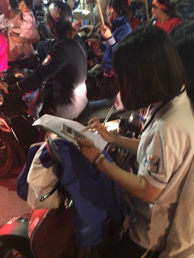 Màn ăn mừng gắt nhất đêm: Mai có tiết kiểm tra, các thanh niên vừa đi bão vừa học bài vừa hô vang Việt Nam vô địch - Ảnh 9.