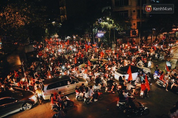 Màn ăn mừng gắt nhất đêm: Mai có tiết kiểm tra, các thanh niên vừa đi bão vừa học bài vừa hô vang Việt Nam vô địch - Ảnh 15.